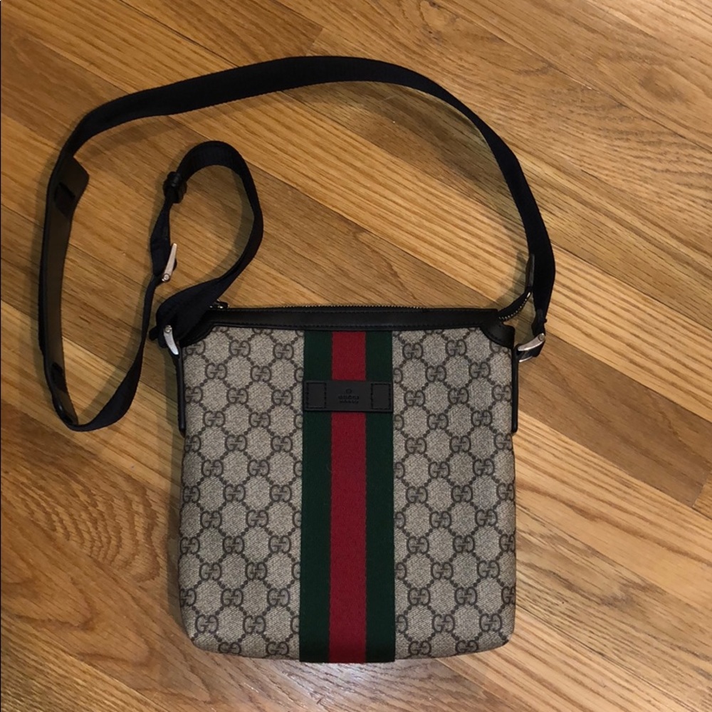 Authentic Gucci Web GG Supreme messenger